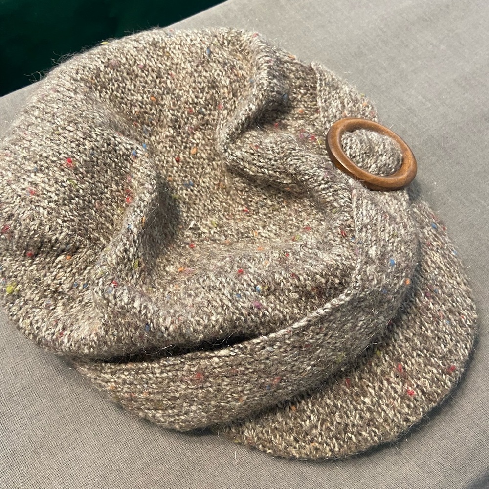 Knitted Newsboy Cap with Wooden Ring Accent - Beige Tweed